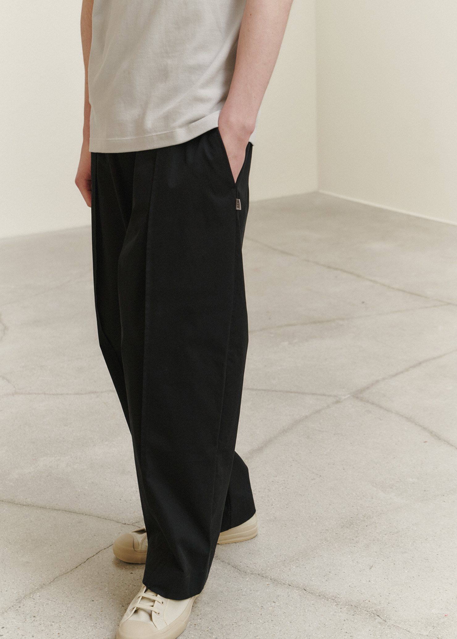 MENS) Pintucked Pleated Trousers_Black